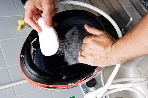 Cách giặt nón bảo hiểm và giặt nón bảo hiểm lấy liền tại Ahawash