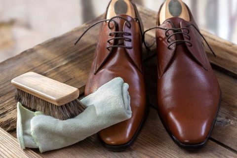 Đánh xi giày và dịch vụ vệ sinh giày da tại Sài Gòn